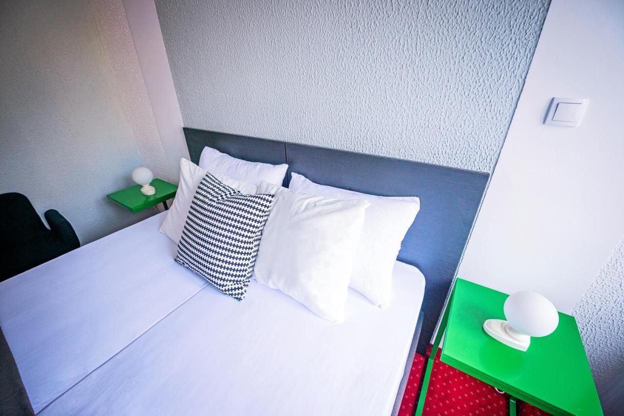 Pb Urban Garden Stay With Secured Parking 斯雷姆斯卡米特罗维察 外观 照片