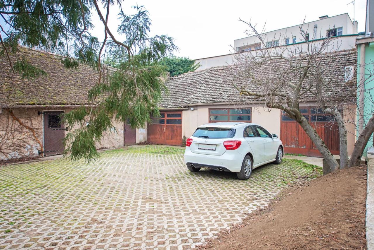Pb Urban Garden Stay With Secured Parking 斯雷姆斯卡米特罗维察 外观 照片
